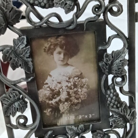 Vtge Metal Bi-Fold Rectangular Four-Picture Photo Frame Black Grape Vine Decor - Picture 4 of 6